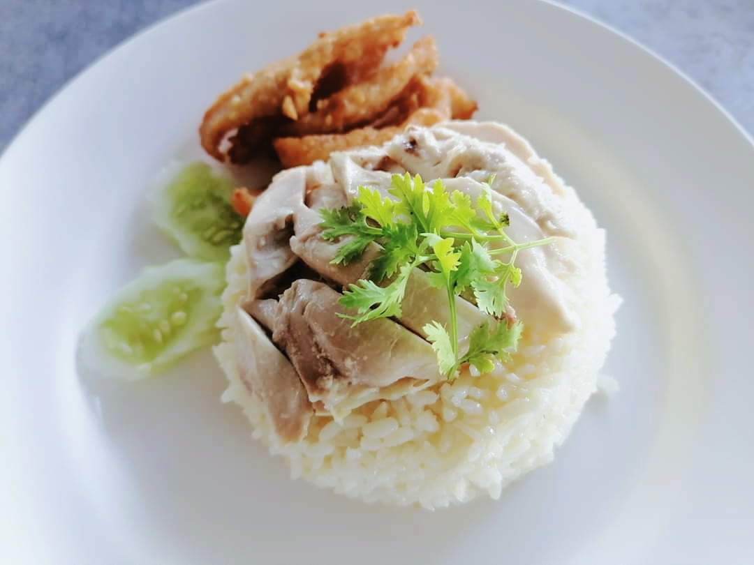 morxphine's tweet image. ชาวอ.เมืองราดรี หรือใครแวะไปแถวนั้น ฝากปัลปัลข้าวมันไก่ในอ้อมใจด้วยค่ะ จานนี้ ต้ม+ทอด 25 บาท ขายถูกโหดเหมือนโกดลูกค้า แม่ใจดี เพิ่มข้าวก็ไม่คิดเงิน ช่วยๆกันจ้า