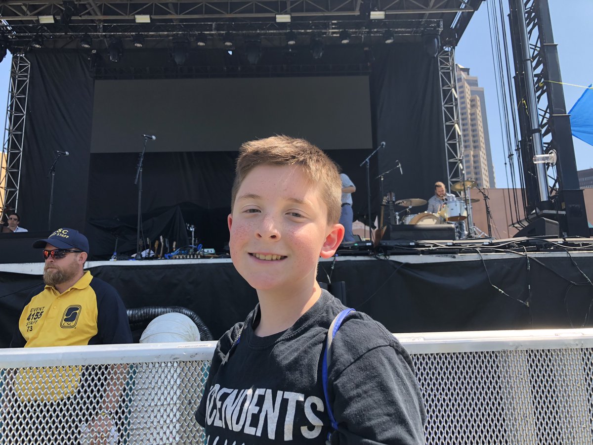 prideofwaukon's tweet photo. #LiveMusicMemories July 7: 2 yrs ago, 80/35 in DSM. Great day out! On the rail for @Field_Division and @sopharela — got a lot of sun during the former, so we briefly retreated to a cool spot to watch some Parks & Rec on my phone #FieldDivision #SoccerMommy #TheConesOfDunshire 1/2 https://t.co/VYTWE4vmrw