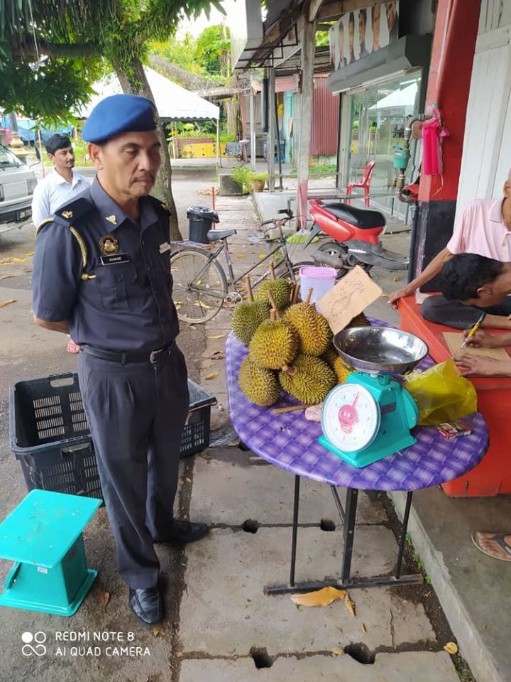 KPDNPerak's tweet photo. 7 Julai 2020 | Pemeriksaan dan pemantauan peniaga buahan bermusim sempena dengan #OpsDuri oleh pegawai penguat kuasa @KPDNHEPPerak seluruh negeri. @mykpdnhep @Nforceteam1 #KPDNHEP #Perak2020 #COVID19 #KitaJagaKita #KawalanKendiri https://t.co/tyIxdEnNqE