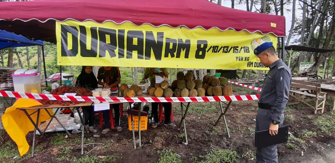 KPDNPerak's tweet photo. 7 Julai 2020 | Pemeriksaan dan pemantauan peniaga buahan bermusim sempena dengan #OpsDuri oleh pegawai penguat kuasa @KPDNHEPPerak seluruh negeri. @mykpdnhep @Nforceteam1 #KPDNHEP #Perak2020 #COVID19 #KitaJagaKita #KawalanKendiri https://t.co/tyIxdEnNqE