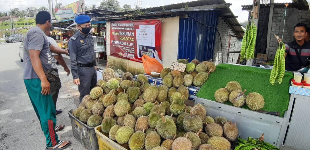 KPDNPerak's tweet photo. 7 Julai 2020 | Pemeriksaan dan pemantauan peniaga buahan bermusim sempena dengan #OpsDuri oleh pegawai penguat kuasa @KPDNHEPPerak seluruh negeri. @mykpdnhep @Nforceteam1 #KPDNHEP #Perak2020 #COVID19 #KitaJagaKita #KawalanKendiri https://t.co/tyIxdEnNqE