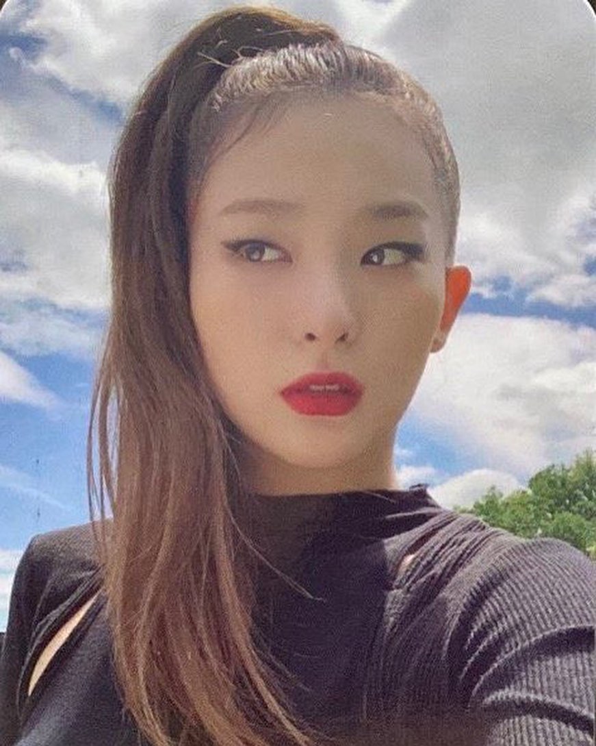 lovelydeulle's tweet photo. Seulgi photo card 😔🖤🤍
#RedVelvet_IRENE_SEULGI #SEULGI #IRENE #WatchMonsterNOW #WatchMonsterMV #MonsterIShere https://t.co/PWIFePOzcz