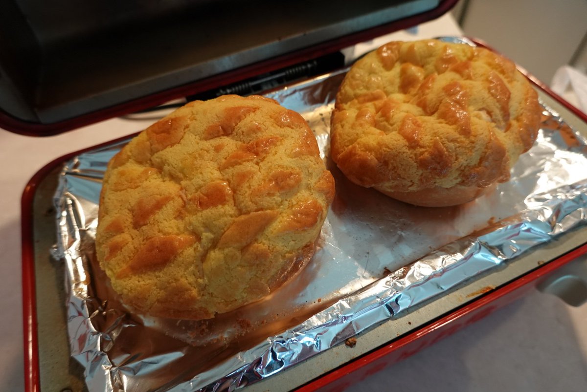 HKGlossy's tweet photo. これ香港式メロンパン #pineapplebun #菠蘿包 #pineapplebread #ボーローバウ といいます。一晩たったからしんなりしてるけど、焼くと再び復活。表面サクサククッキー生地、バンズふわふわもっちり。朝ごはん美味しかった☕😃🌄 https://t.co/aZj7F1pywy