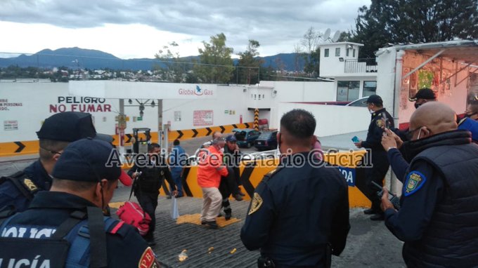 ArturoG_Orduno's tweet photo. Una pipa de @Pemex chocó en una estación de gas LP en Av. 5 de mayo, en Álvaro Obregón. No se permite el paso en la zona.

vía @Centenario_Ofic 

@Radio_Formula https://t.co/2sLA8lgNoz