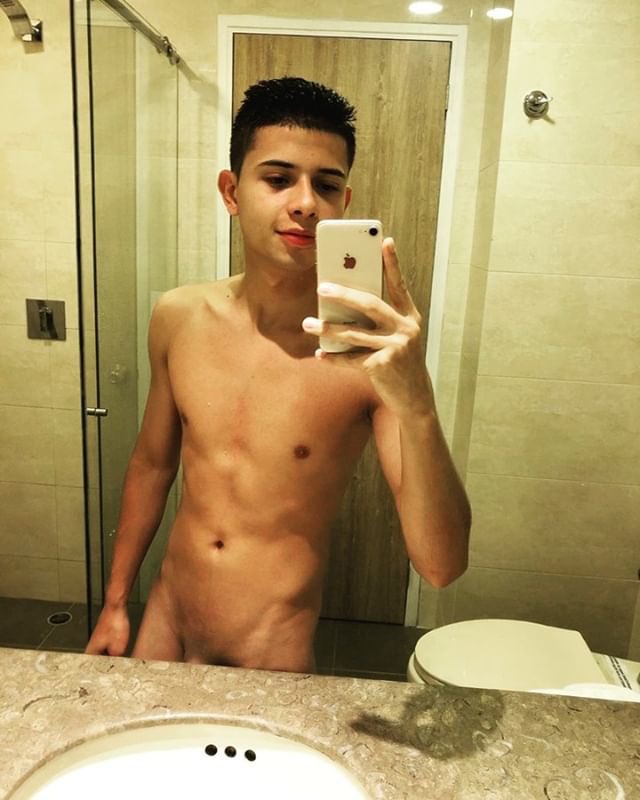 geovanyberdugom's tweet photo. El famoso #AlexOlguin vengo recargado con material de el de hoy mismo RT para verlo y tener más contenido😈😈🔥🔥🔥🔥 https://t.co/qGiKVKFL9T