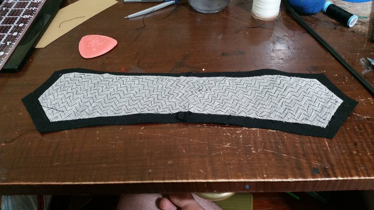 Padstitching is done! You can see on the second picture how it's gently shaped the ends of the collar