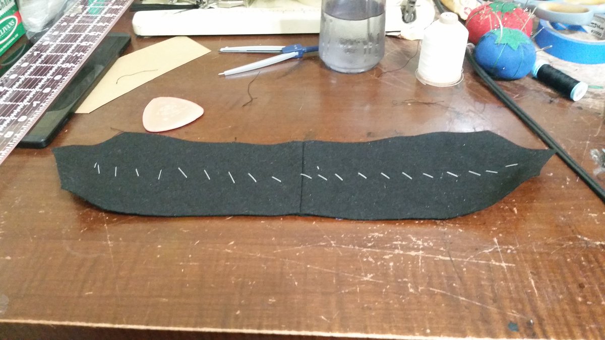Padstitching is done! You can see on the second picture how it's gently shaped the ends of the collar