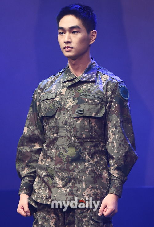 theseoulstory's tweet photo. Welcome back SHINee Onew! He has officially been discharged from the military today

Source: https://t.co/D1ljJQtn7B https://t.co/T5kw1AHWEZ