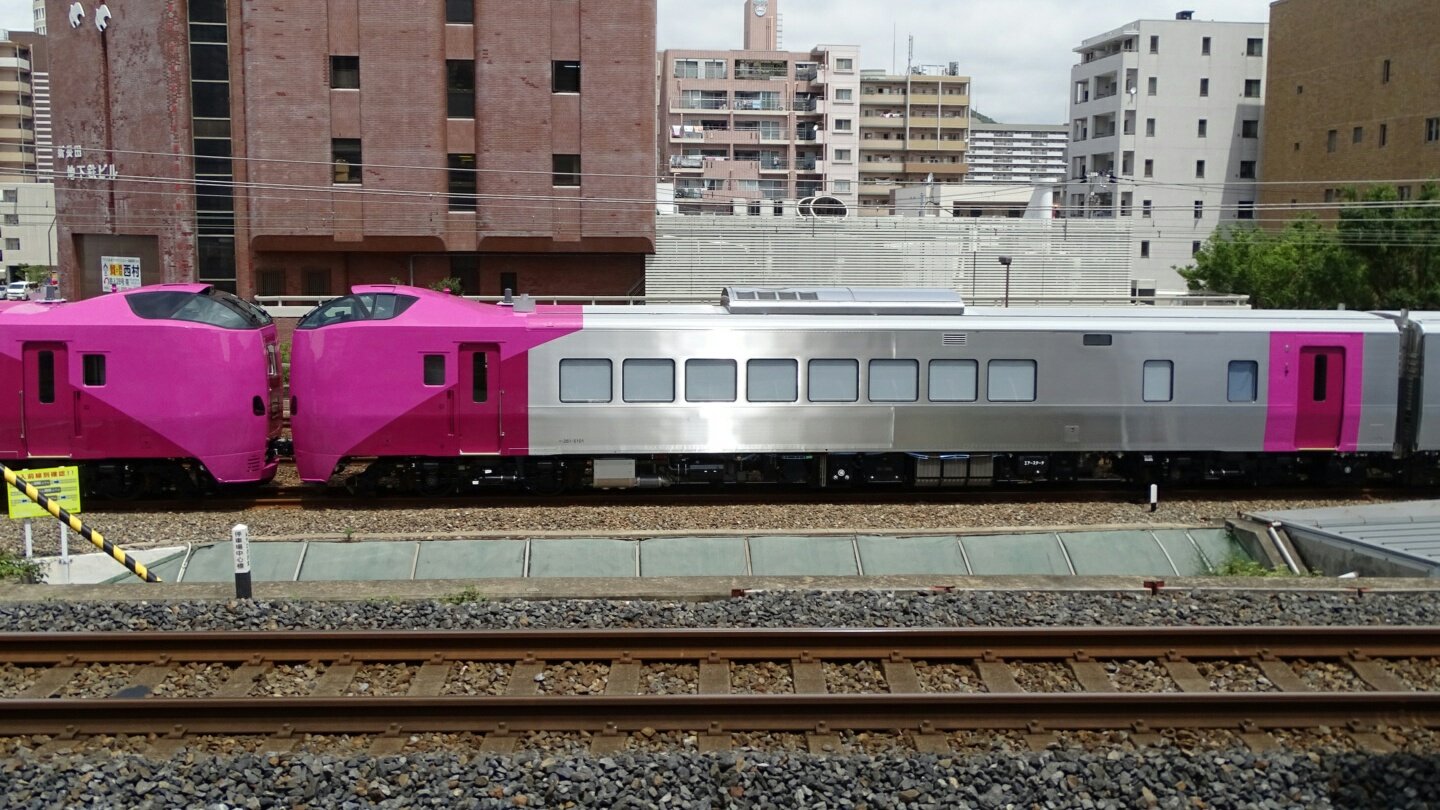 まりるばす キハ261系5000番台はまなす編成の1号車キハ261 5101のサイドビューはこんな感じ 窓割りだけ見ると キロ なんだけど グリーン車じゃないので キハ 車内はフリースペース T Co Jimxct2jo6 Twitter