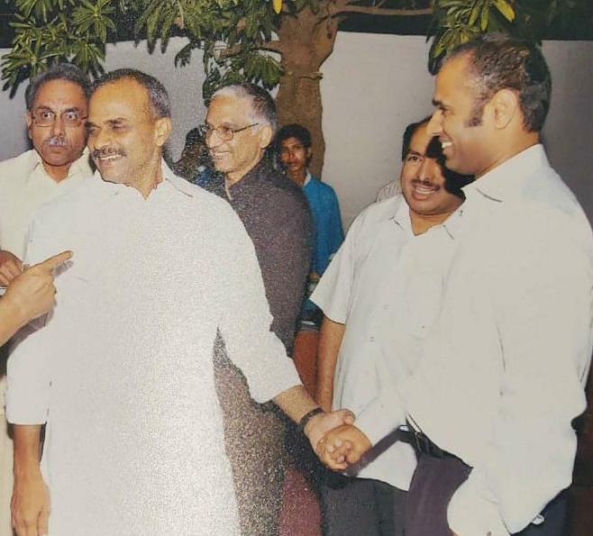 PrasadVPotluri's tweet photo. Laughed so often and loved so much ! 
ఎప్పటికి మరువని ఔదార్యం
#LegendYSRJayanthi https://t.co/0oZPjGYG0B