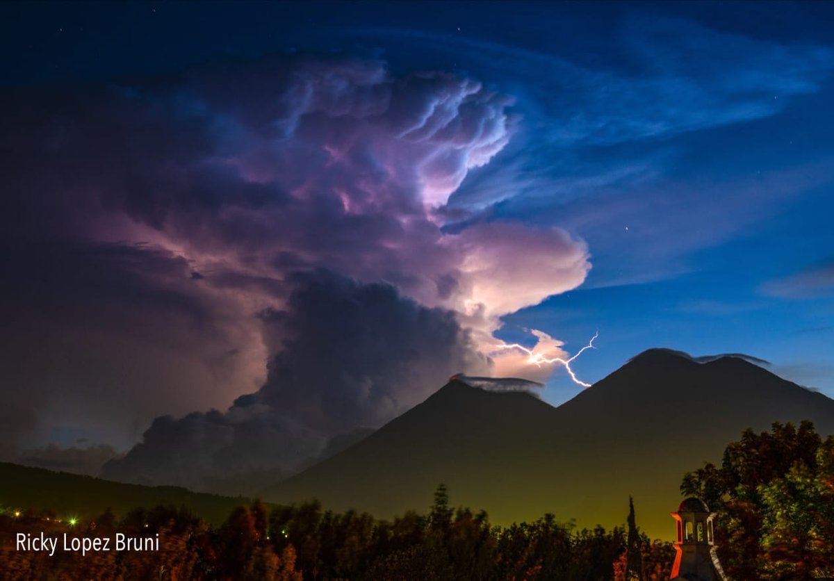 imminent_news's tweet photo. 🇬🇹 Photographer Ricky López captured this stunning image of the De Fuego and Acatenango volcanoes from Antigua Guatemala. Share this beautiful postcard from Guatemala with your friends! #WhatGood Is My Country. #guatemala #mostshared https://t.co/3JmsM2SV4Y