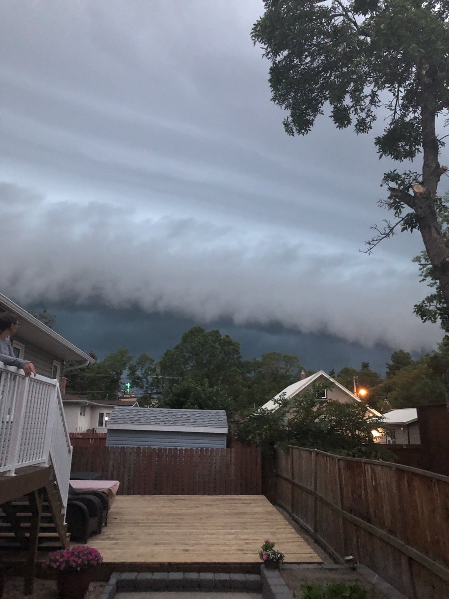 Hang onto your hat Weyburn, Sk! 8:55 p.m.
#Saskatchewanstorms