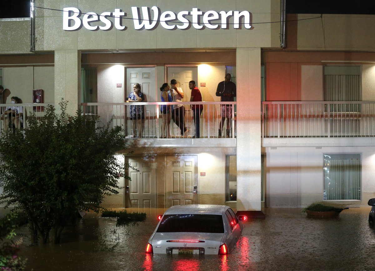 TNewsCoz's tweet photo. An unbelievable amount of rain has flooded sections of McFarland Blvd. and stranded approximately 40 guests at the Best Western Hotel after flood waters inundated the first floor rooms. https://t.co/33nPn5dYiW