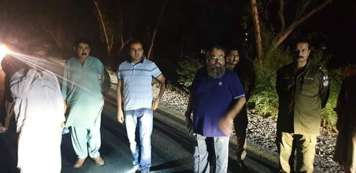 AnwarSh45128671's tweet photo. بہاولپور میں آئل ٹینکر اُلٹ گیا تھا.مقامی 
افراد تیل کی لالچ میں اپنی جانوں سے ہاتھ دھو بیٹھے.مگر آج اسی طرح کے واقع سے اللہ کے حُکم سے ہمارے لیہ کے Police اور DC Layyah نےبروقت کاروائی کر کے نا صرف موقع پر پہنچ کر  تمام تر حفاظتی کاروائی کی بلکہ سینکڑوں جانوں  کو بچایا https://t.co/0ybGDmQ7N4