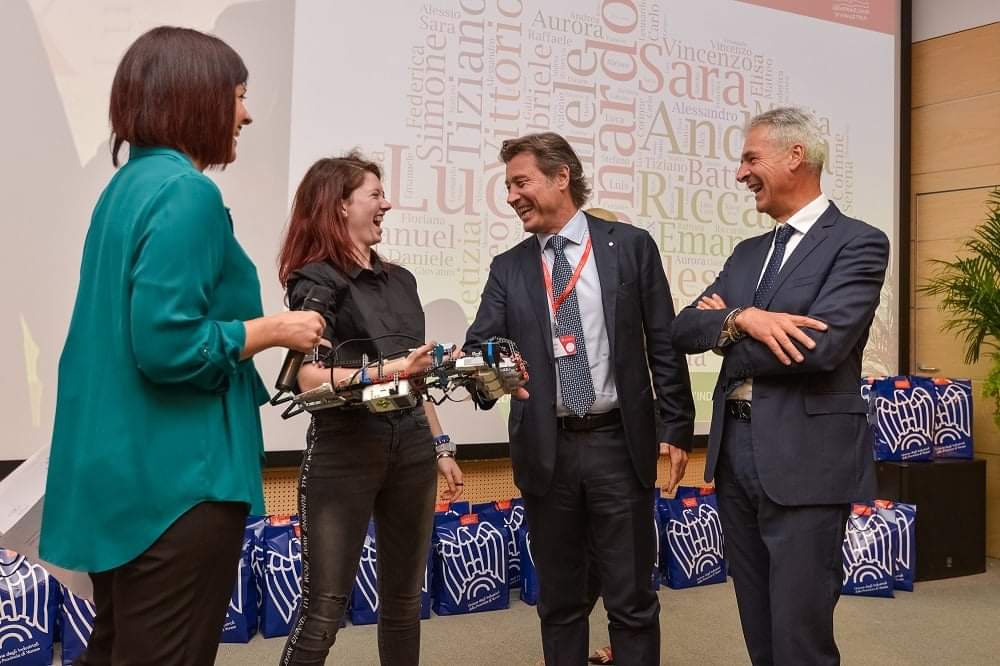 71 borse di studio agli studenti di 17 istituti tecnici industriali ed economici del Varesotto da 45 imprese del territorio. La pandemia non ferma #generazionedindustria che continua a valorizzare il merito dei nostri ragazzi bit.ly/3f99aWh