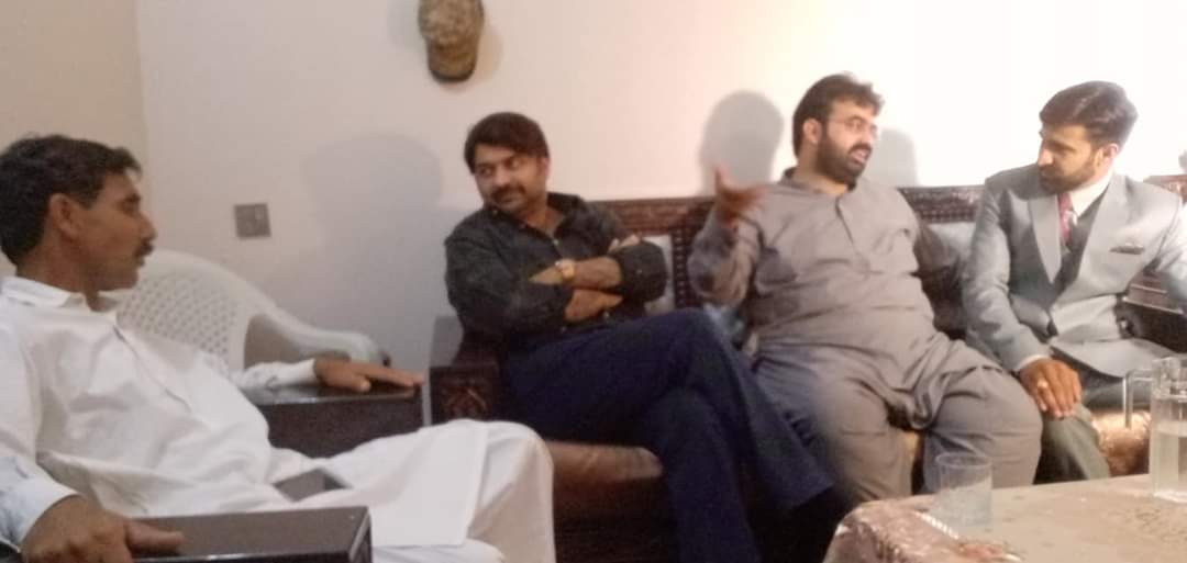 IKOfficialsPK's tweet photo. صوبائی وِزیر ہائر ایجوکیشن وانفارمیشن ٹیکنالوجی پنجاب @RajaYassir_PTI کی چکوال کے مقامی رہنماوں چوہدری خورشید بیگ چوہدری شفیع الرحمن اور پی ٹی آئی کے متحرک رہنما کامران اور شیر خان سے ملاقاتیں
علاقائی مسائل و پارٹی امور پر تبادلہ خیال

#PTIGovernment #RajaYassir #chakwal https://t.co/3uKFNSAX3F