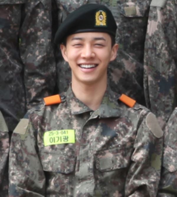 theseoulstory's tweet photo. Idols and their military discharge date 🪖

2020
BTOB Changsub, Aug 21
HIGHLIGHT Yoseob, Aug 30
BTOB Minhyuk, Sept
SHINee Key, Oct 7
INFINITE Sungyeol, Oct 27
INFINITE Dongwoo, Nov 15
HIGHLIGHT Gikwang, Nov 18 
EXO Xiumin, Dec 6
HIGHLIGHT Dongwoon, Dec 8

https://t.co/JYBNld3gW3 https://t.co/aFaVPReeOS