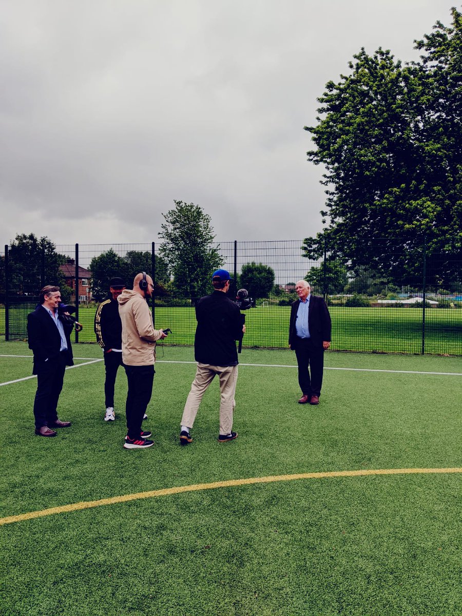 Great day filming with Andrew Hammond 
@AndrewJHammond

. Film crew fantastic,  featuring Nick from Virus Syndicate x.com/virus_syndicate. A bit surreal when I was filmed by a drone whilst I was walking across a football field in the rain (well it was Manchester)