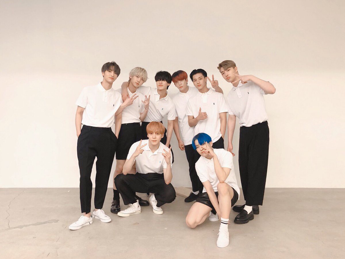 ATEEZofficial's tweet photo. [📷] 1st Look 퍼스트룩 Behind Photo

흰 티에 블랙진만 입어도 매력이 넘치는 에이티즈!
더운 여름날 에이티니를 위한 선물💙

#퍼스트룩 #ATEEZ #에이티즈 https://t.co/FiPIv3awGB