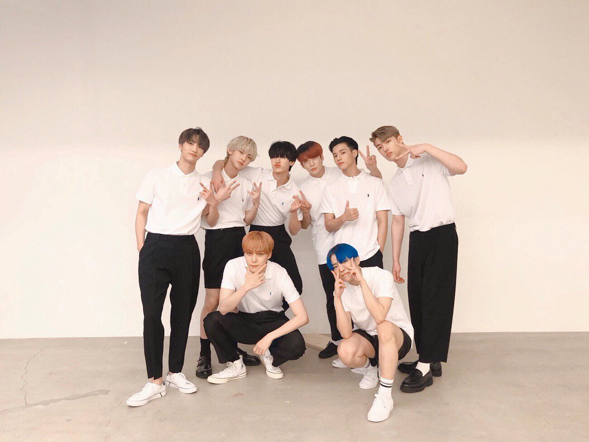 ATEEZofficial's tweet photo. [📷] 1st Look 퍼스트룩 Behind Photo

흰 티에 블랙진만 입어도 매력이 넘치는 에이티즈!
더운 여름날 에이티니를 위한 선물💙

#퍼스트룩 #ATEEZ #에이티즈 https://t.co/FiPIv3awGB