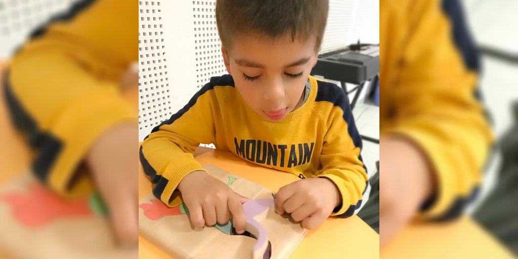 LoveDogs_fr's tweet photo. Nous utilisons un #puzzle d'encastrement pour stimuler les capacités de concentration, d'observation et de réflexion chez nos bénéficiaires comme ici avec Mathéo. 🧑🖐🧩 En attrapant les pièces pour les placer au bon endroit, il développe sa préhension et sa #motricité fine. https://t.co/vggPuzWwjW