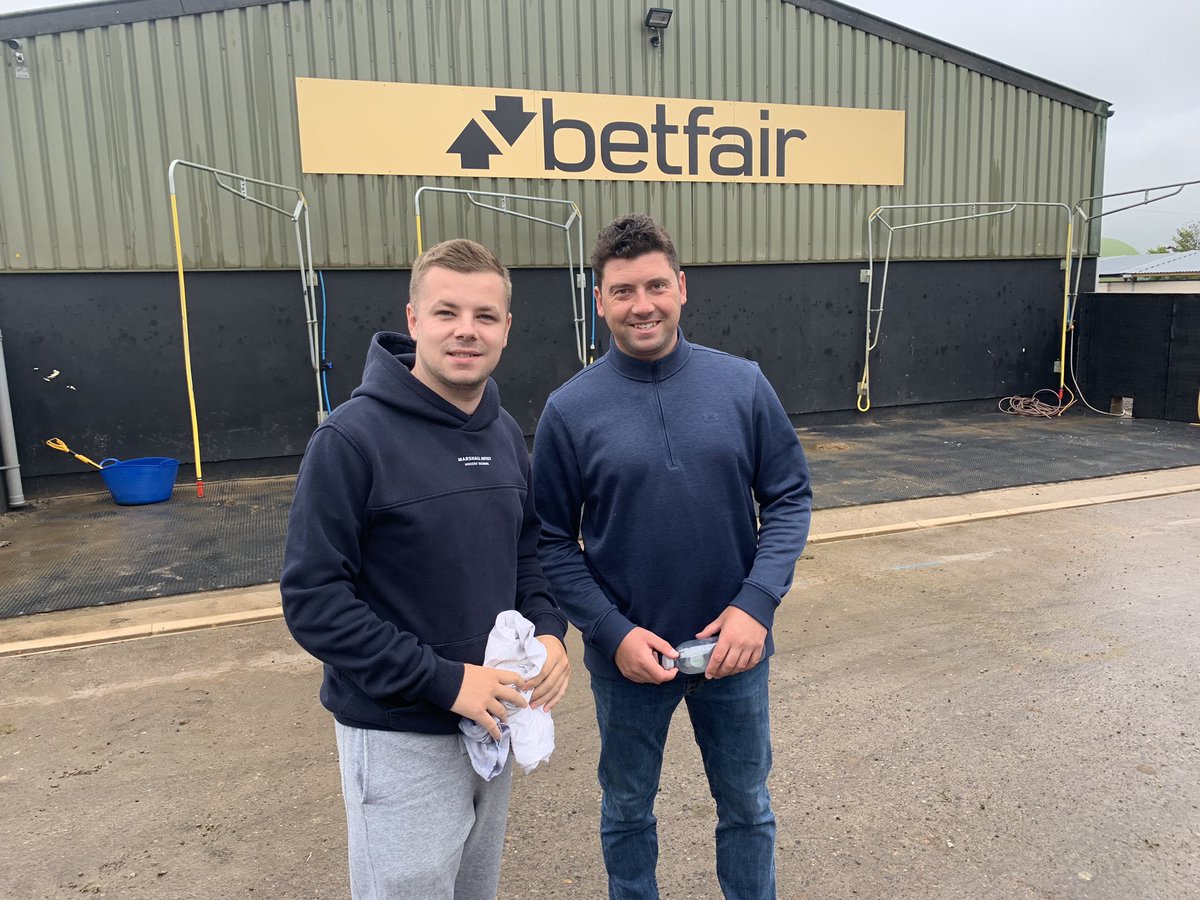 This morning I met <a href="/O_J_murphy91/">Olly Murphy</a> who has kindly donated A morning on the gallops with Trainer Olly Murphy at Warren Chase Stables in Stratford Upon Avon. Up to 4 people towards my Macmillan auction, no bid at present spread the word and RT, any bids comment or inbox 🙏🙏