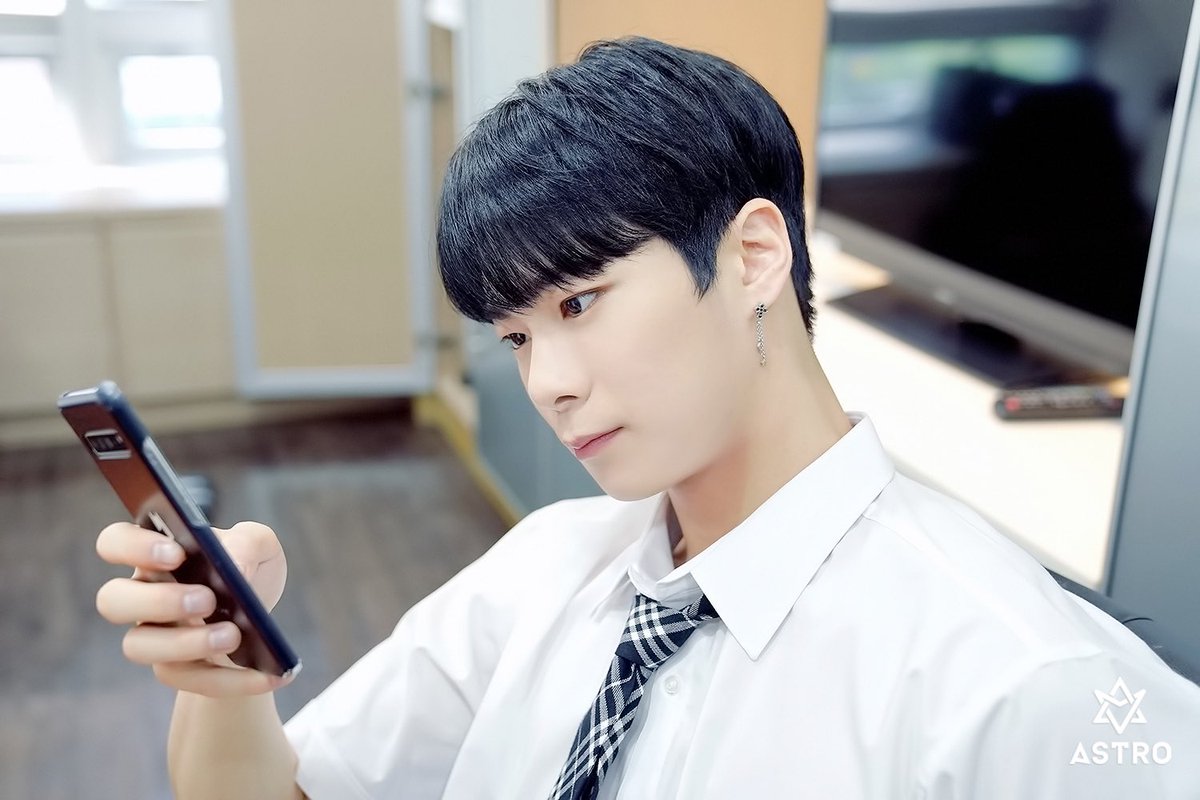 ASTRO_Staff's tweet photo. [📸] 아스트로 문빈 윤산하 ＜MBC M 쇼!챔피언 MC＞ 10탄

💜 https://t.co/wZunxEL0qw

#ASTRO #아스트로 #문빈 #윤산하 #쇼챔피언 https://t.co/pD1FL52tOm
