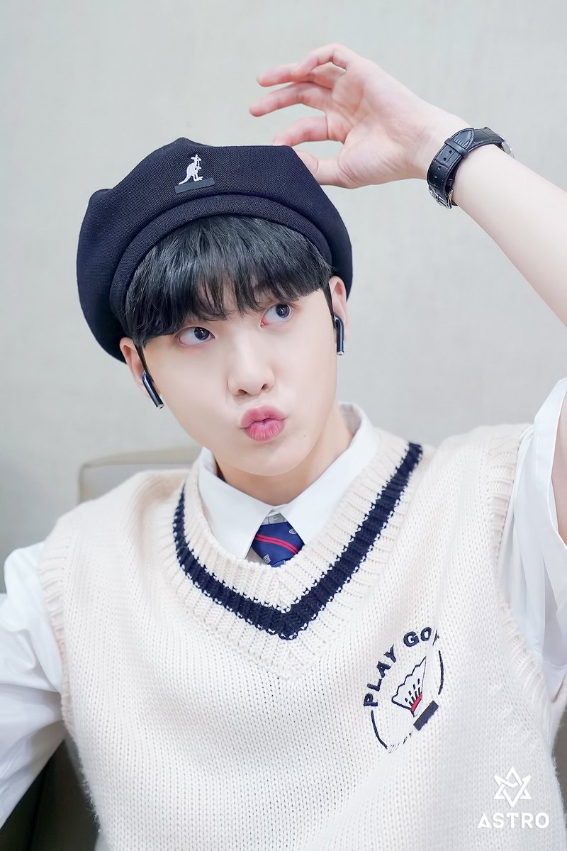 ASTRO_Staff's tweet photo. [📸] 아스트로 문빈 윤산하 ＜MBC M 쇼!챔피언 MC＞ 10탄

💜 https://t.co/wZunxEL0qw

#ASTRO #아스트로 #문빈 #윤산하 #쇼챔피언 https://t.co/pD1FL52tOm