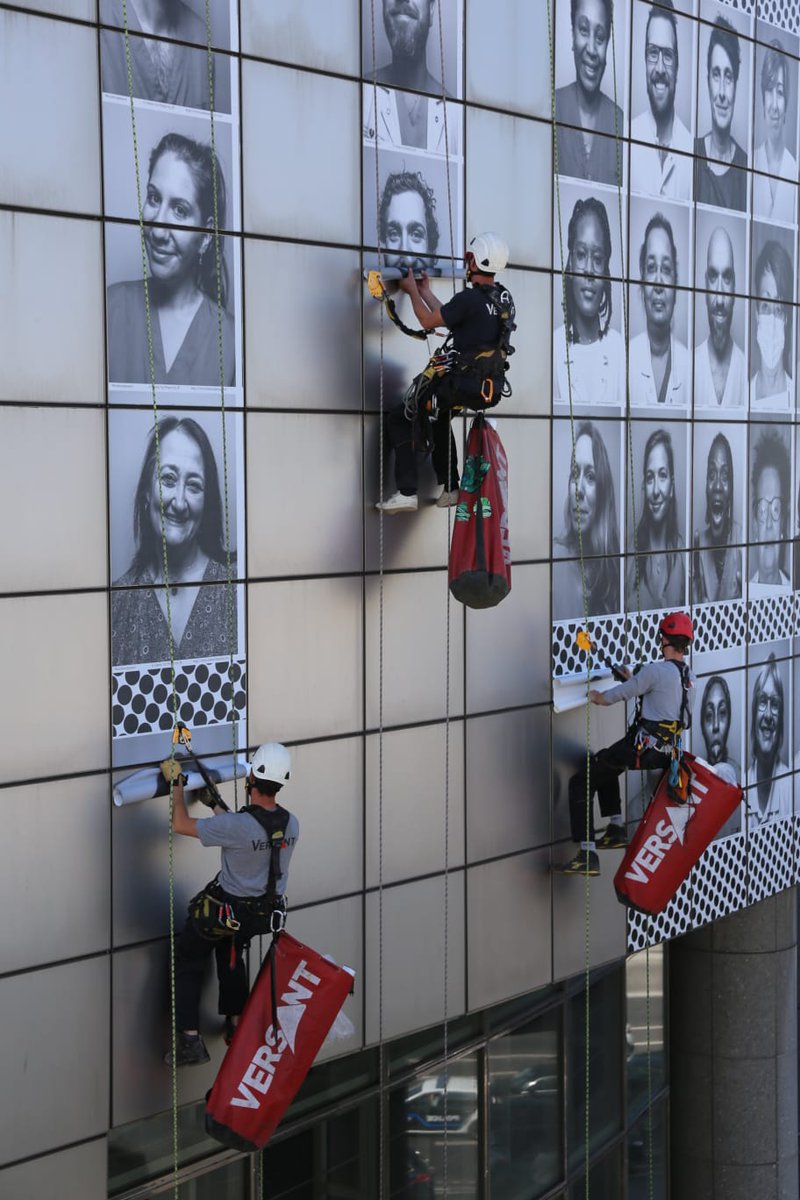 Ligne1_RATP's tweet photo. [#RATPpartenaire] Venez découvrir cette émouvante fresque qui orne la devanture de l’@OperadeParis place de la Bastille, en hommage aux soignants, créée par @JRart. Descendez station Bastille #RATP. #ProtegeTonSoignant #operadeparis #OperaBastille https://t.co/jqdepys347