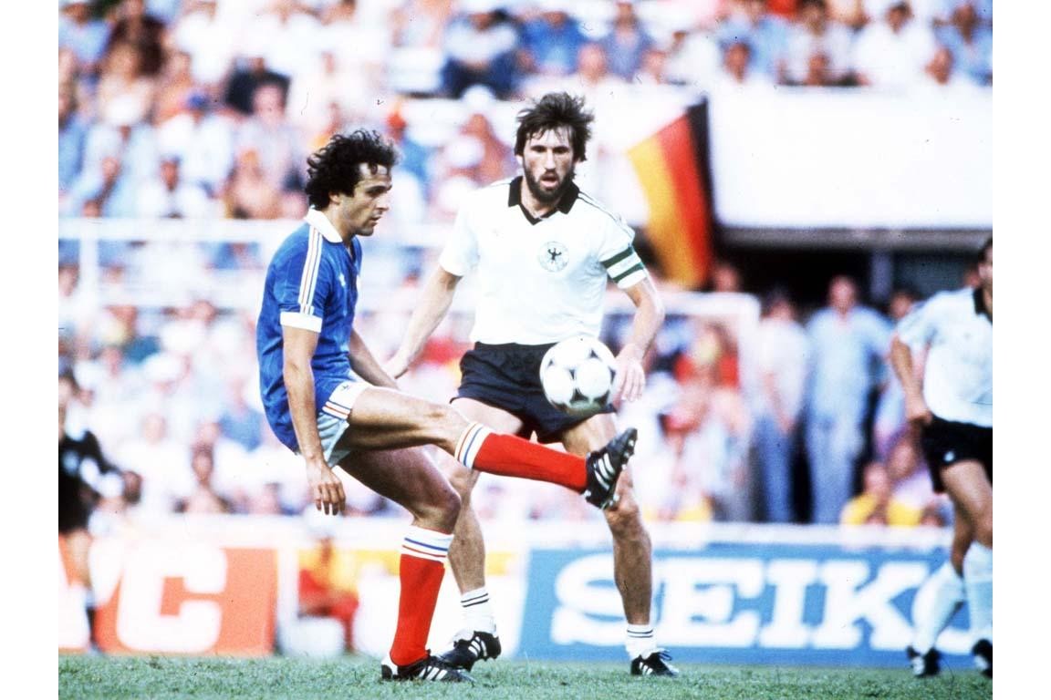 fifaworldcup_fr's tweet photo. 8 juillet 1982 : 🤕 Patrick Battiston touché aux dents, aux côtes, et aux vertèbres dans un choc avec Toni Schumacher, mais c'est toute la France🇫🇷 qui sera blessée et traumatisée par cette demi-finale perdue contre l'Allemagne🇩🇪
#OnThisDay | #CM1982
👉https://t.co/XHFb6cYANF https://t.co/jmTXxyVmNE