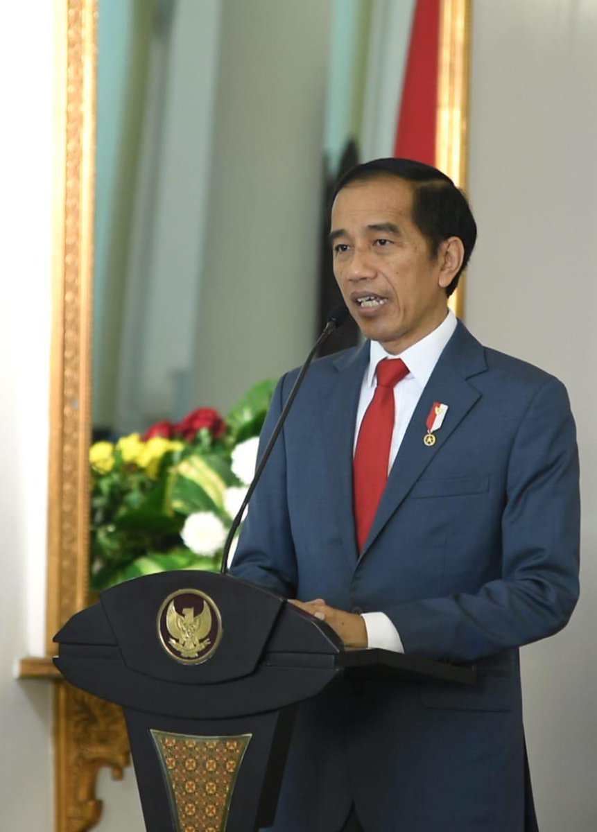 jokowi's tweet photo. Memberi pembekalan kepada para calon perwira remaja TNI dan Polri, pesan saya antara lain, mereka harus konsisten terhadap ideologi Pancasila, NKRI, Bhinneka Tunggal Ika, dan pada tujuan-tujuan besar bangsa.

Mereka harus selalu optimistis pada kejayaan dan kemajuan bangsa. https://t.co/yN0gcMtKur