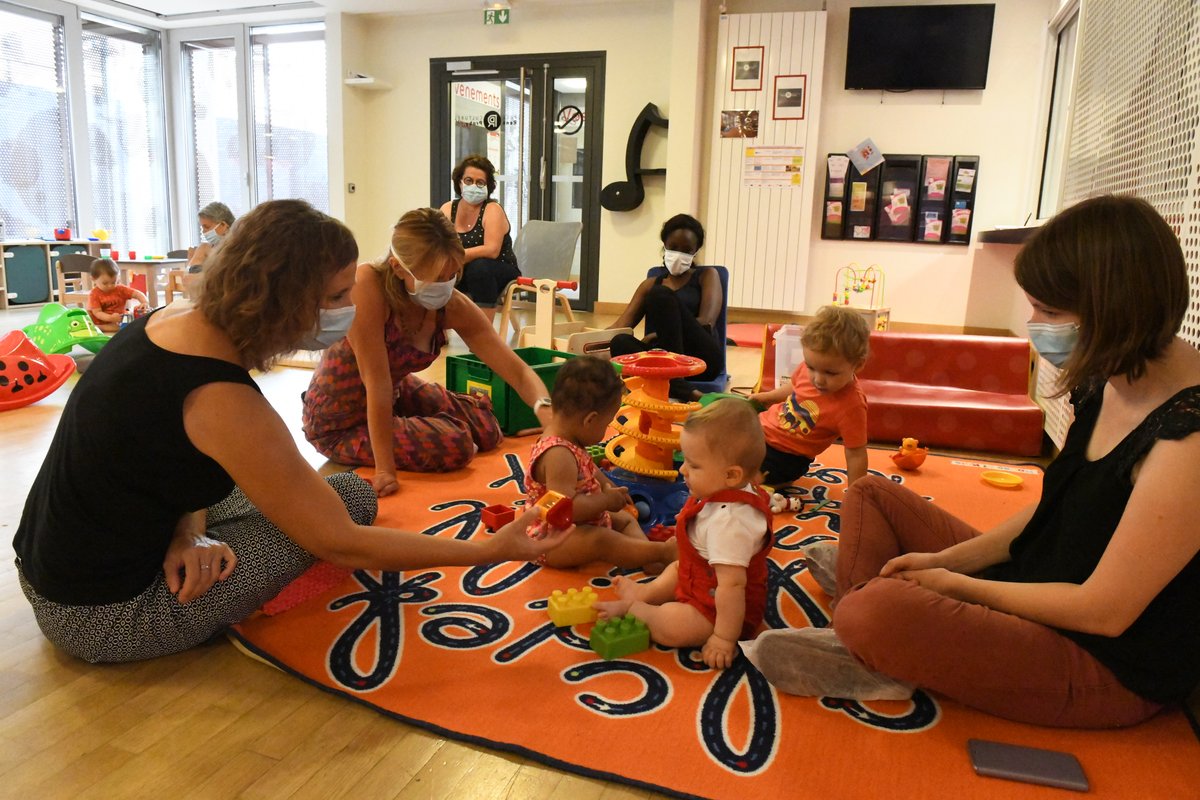 La Boîte à Jeu déménage à l’Espace culturel René Proby (SMH en scène) le temps d’un été. 
Un terrain de jeux de 400 m² pour les petits Martinérois de 0 à 4 ans, accompagnés d’un adulte de leur famille. 
Plus d'infos ici : 
bit.ly/2O6qNuc