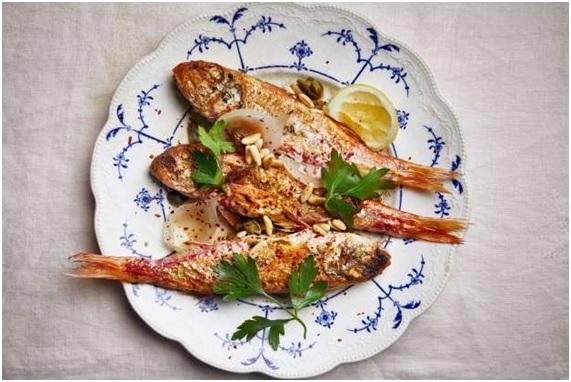 El salmonete rojo o el pargo rojo queda ligeramente carbonizado y escamoso a la parrilla, luego se viste con una mezcla agridulce de alcaparras, piñones, pasas y vinagre de vino rojo. Fuente: epicurious.com
#espaciogourmet #Gourmet #delicatessen #spanishfish #food