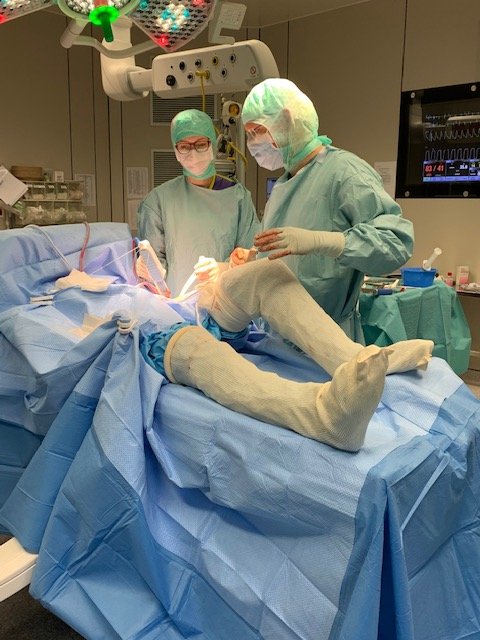 MedEnvision's tweet image. In these challenging times with lack of staffing, the Gripper provided a solution for this surgeon who could help 2 patients with a complex periacetabular osteotomy(PAO), with the assistance of only one scrub nurse.

#Gripper #EsySuit #EsySolution #Standardization #Efficiency
