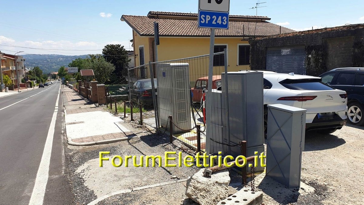 forumelettrico's tweet photo. La stazione di ricarica per veicoli elettrici EVAD Fast situata a Venticano AV frazione Campanarello: al lato di un garage di un'officina con intorno carri attrezzi e auto da riparare/demolire https://t.co/94j7Bbb3UI #Avellino #Venticano https://t.co/fj6FF5h8C8