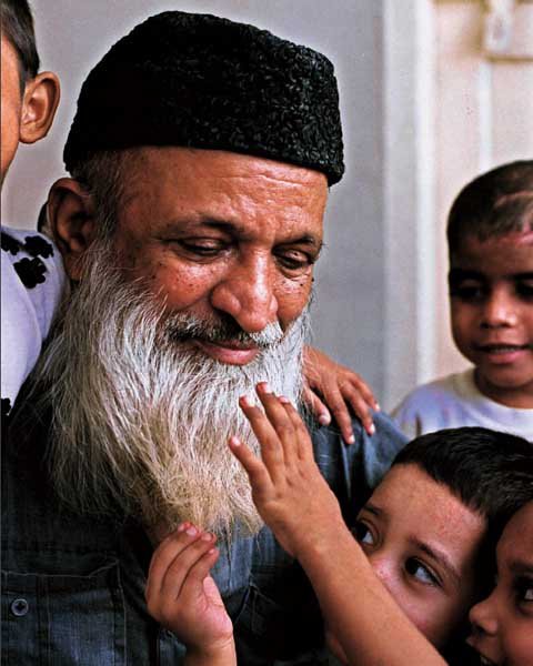 IKOfficialsPK's tweet photo. بے لوث خدمت اور انسانیت کے جذبے سے سرشار قومی مسیحے کو بچھڑے 4 سال ہو گئے۔ ایسے بڑے انسان صدیوں میں پیدا ہوتے ہیں جو اپنی ذات کی بجائے دوسروں کے کی بھلائی کا سوچتے ہیں۔ ان کا مشن جاری ہے اور وہ لوگوں کے دلوں میں آج بھی ذندہ ہیں۔ اللہ اس میں برکت ڈالے۔
#Edhi
@aleemkhan_pti https://t.co/3ipHfJbuiM