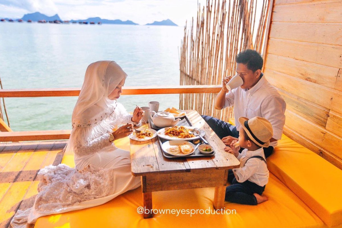 backpackerzmag's tweet photo. Trip honeymoon 2 hari 1 malam di Nusakuya Resort, Semporna. Ala Maldives. Bilik ada tangga turun terus ke laut. View dari bilik memang awesome! 

Selain itu, bilik disediakan aircond, private bathroom, towel, toilet pun cantik &amp; electric 24 hours.

#SabahBah 
#CutiCutiMalaysia https://t.co/6TRabfMC4q