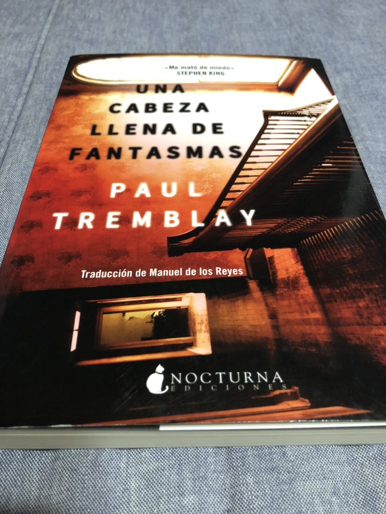 Leer #unacabezallenadefantasmas de @paulGtremblay en la noche, solo y lloviendo es empresa muy arriesgada; me siento casi un héroe 😂😂