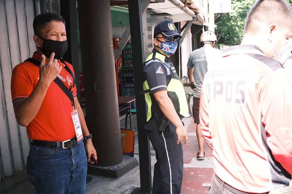 COVID-19 survivor and journalist <a href="/Howieseverino/">howie severino</a> was  apprehended by brgy. officers and police for pulling down his mask to take a drink. 

Meanwhile, Police Maj. Gen. Debold Sinas who violated quarantine protocols for having a "mañanita" remains in his post.

📷 FB/Luis Liwanag