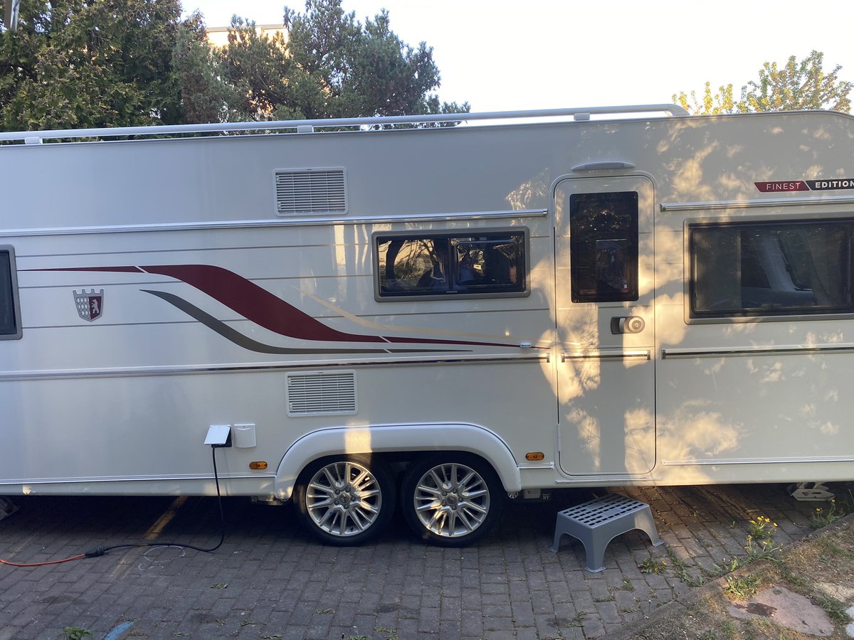 jrothmund's tweet photo. @JulianeZielonka Unser kleines #mobilehome von #tabbert erfüllt seinen Zweck auch in der Einfahrt 😉 https://t.co/CC9K0Iv57e