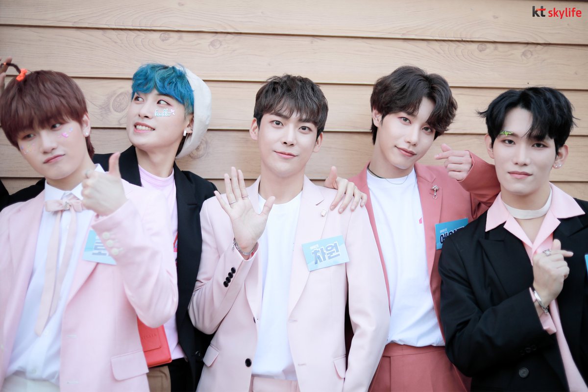 SkyLife's tweet image. [#픽터뷰직찍]

오늘부터 픽터뷰 한 주를 책임질 어위크(AWEEK)
픽터뷰에 어윜이들 왔다아☺️

#AWEEK #어위크 #다일 #차원 #에이든 #진규 #로건 
#Di1e #Chawon #Aiden #Jingyu #Logan #말해뭐해 
#일사삼 #onefourthree #BetterToday
#어위크프리뷰 #픽터뷰 #Pick터뷰 #입덕은픽터뷰 @AWEEK_Official