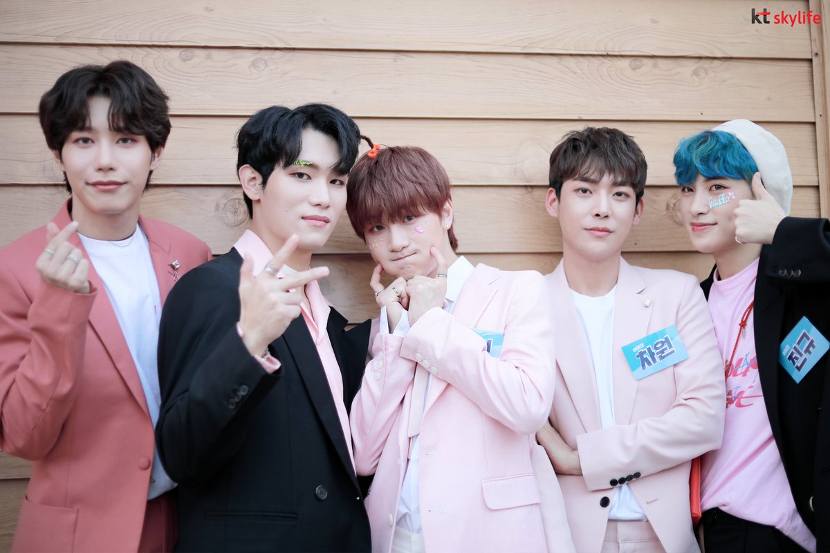 SkyLife's tweet image. [#픽터뷰직찍]

오늘부터 픽터뷰 한 주를 책임질 어위크(AWEEK)
픽터뷰에 어윜이들 왔다아☺️

#AWEEK #어위크 #다일 #차원 #에이든 #진규 #로건 
#Di1e #Chawon #Aiden #Jingyu #Logan #말해뭐해 
#일사삼 #onefourthree #BetterToday
#어위크프리뷰 #픽터뷰 #Pick터뷰 #입덕은픽터뷰 @AWEEK_Official