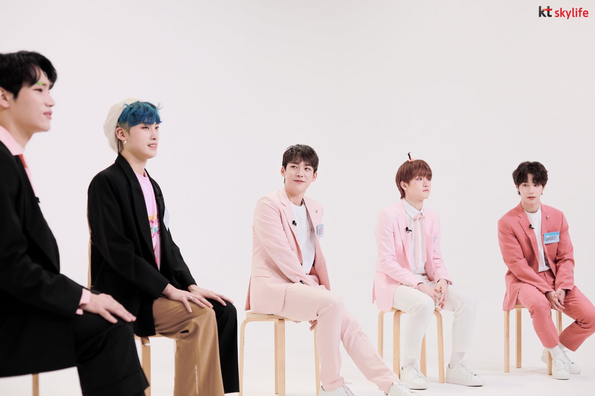 SkyLife's tweet image. [#픽터뷰직찍]

오늘부터 픽터뷰 한 주를 책임질 어위크(AWEEK)
픽터뷰에 어윜이들 왔다아☺️

#AWEEK #어위크 #다일 #차원 #에이든 #진규 #로건 
#Di1e #Chawon #Aiden #Jingyu #Logan #말해뭐해 
#일사삼 #onefourthree #BetterToday
#어위크프리뷰 #픽터뷰 #Pick터뷰 #입덕은픽터뷰 @AWEEK_Official