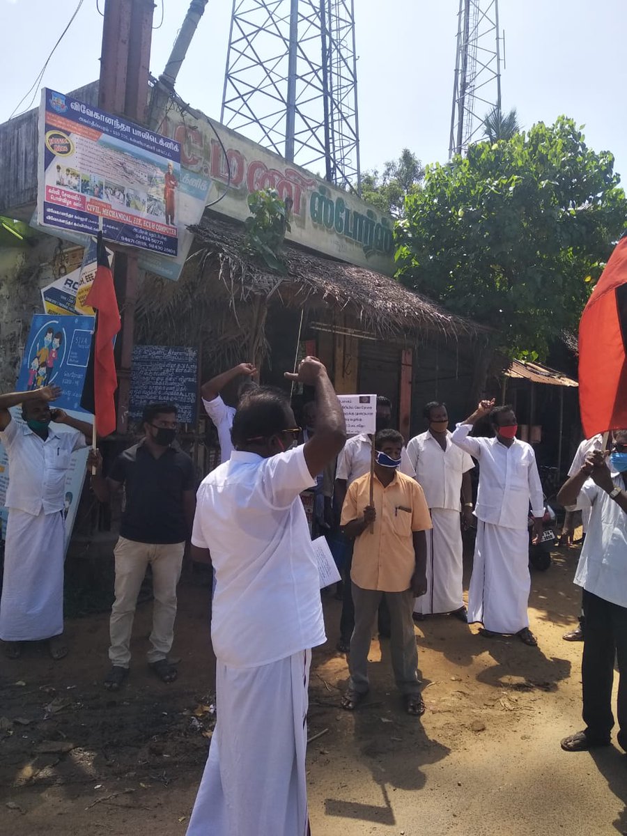 DMK_Kanyakumari's tweet photo. ஆசாரிப்பள்ளம் அரசு மருத்துவமனையில் கொரோனா நோயாளிகளுக்கு உணவு வழங்காத மாநில அரசை கண்டித்து புதூரில் நேற்று ஆர்ப்பாட்டம் நடைபெற்றது. உடன் கழக நிர்வாகிகள் கலந்து கொண்டனர்.

#DMKKanniyakumari https://t.co/fngTLwop8b
