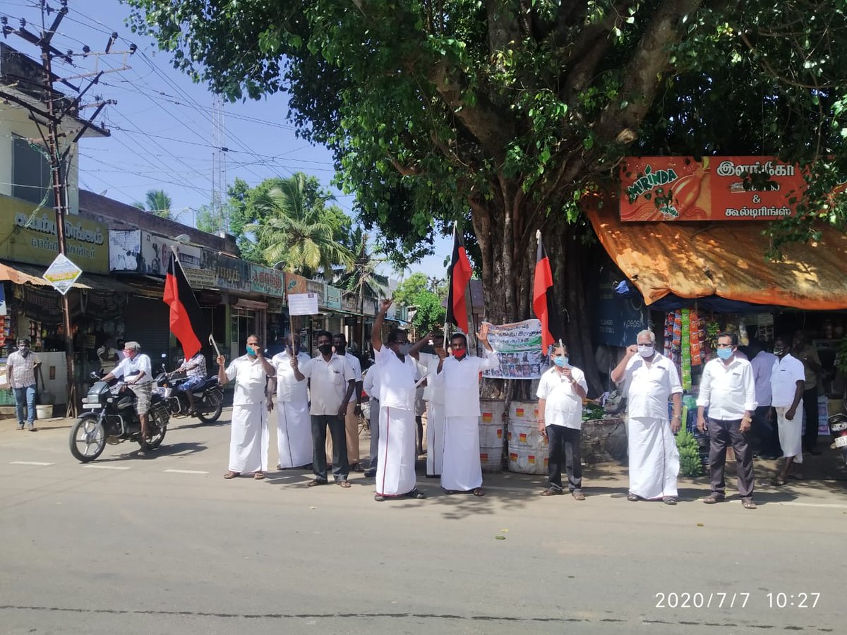 DMK_Kanyakumari's tweet photo. ஆசாரிப்பள்ளம் அரசு மருத்துவமனையில் கொரோனா நோயாளிகளுக்கு உணவு வழங்காத மாநில அரசை கண்டித்து புதூரில் நேற்று ஆர்ப்பாட்டம் நடைபெற்றது. உடன் கழக நிர்வாகிகள் கலந்து கொண்டனர்.

#DMKKanniyakumari https://t.co/fngTLwop8b