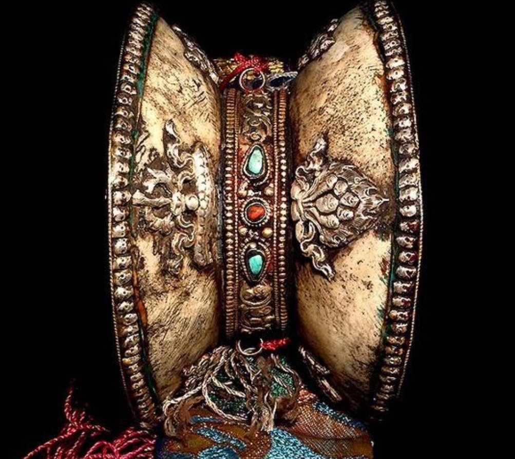 Jon On Twitter 只有所谓圣洁的女孩皮才能做鼓 为了保证女孩们不会被尘世所打扰 这些女孩最好是无法与他人交流的哑巴 当合适的女孩不哑时 有时她们会被割去舌头 女孩做的鼓的鼓 声被认为可以补充人失去的精力 阿姐鼓 是这样的 Https T Co Jz38e51lvx Twitter