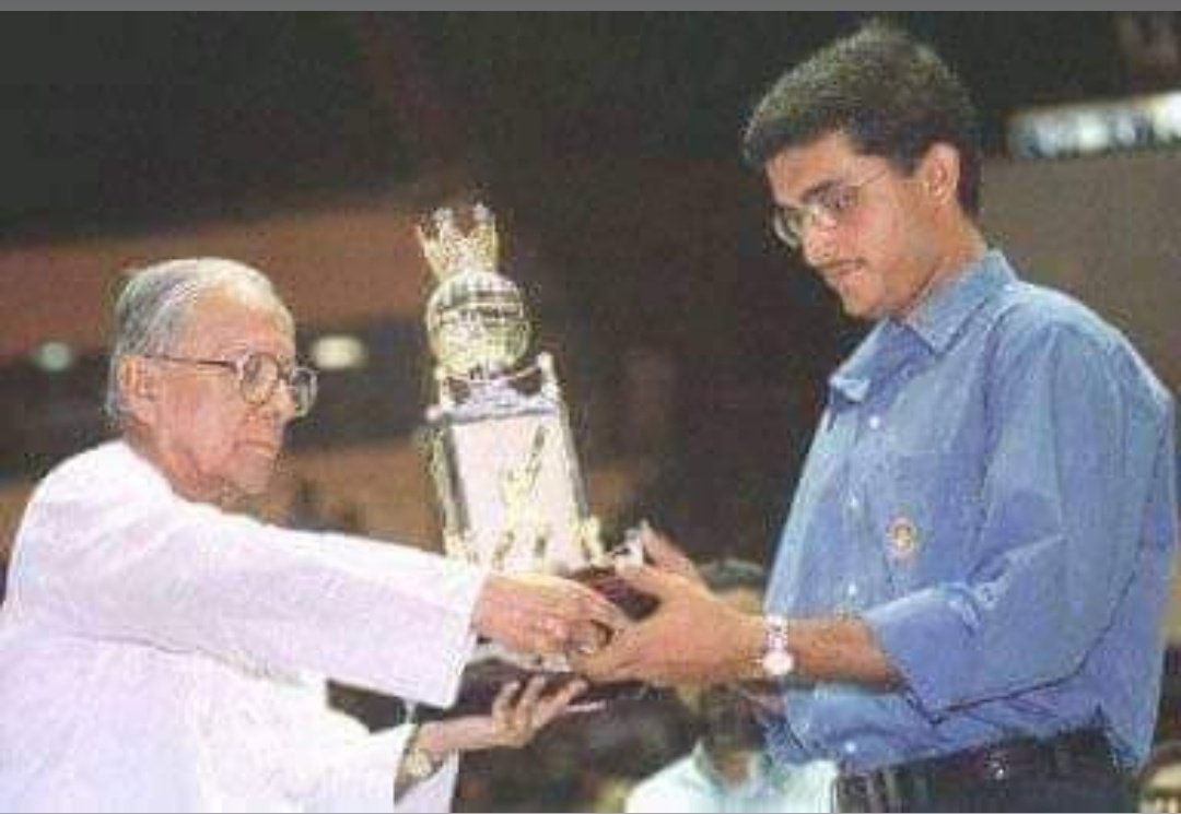 RabaSoyel's tweet photo. @AdritaDutta7 Got one more picture of Jyoti Basu with Sourav Ganguly..❤️❤️
#HappyBirthday
🥳🥳🥳🥳🥳🥳 https://t.co/Kl6ISZUavN