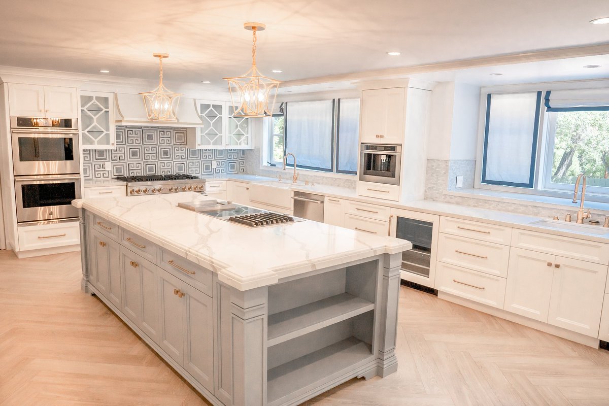 An accented gray island is the best way to add some complexity to a one toned room.

#professionalpaintingcompany #prostousingpros #paintersgonnapaint #renovateyourspace #homeimprovement #homedecor #homedesign #utahinteriordesign #interiordesign #thepainterbros