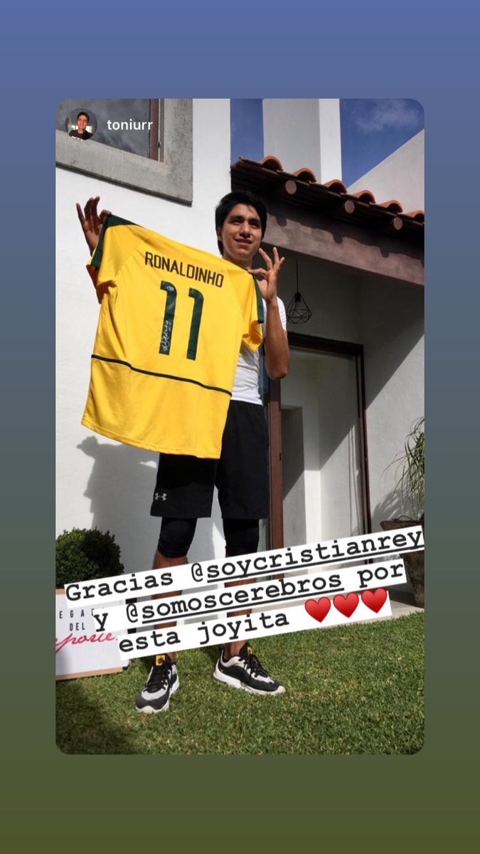 SoyCristianRey's tweet photo. Haciendo feliz a mi gente. Por cierto, ahí tengo un jersey firmado y certificado de Rooney, ¿lo regalaré mañana? Debatan en grupos de tres. https://t.co/U2DzBsa2SR