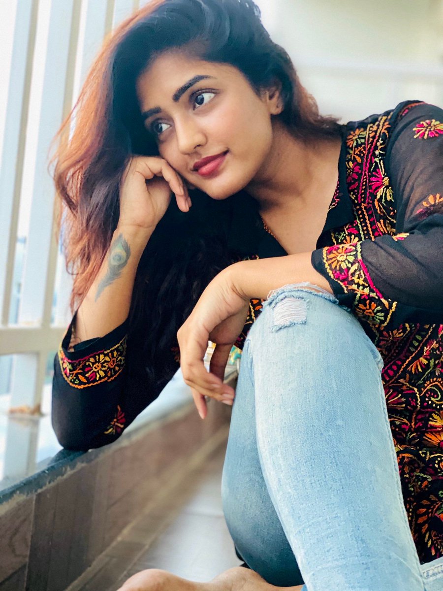 Ragalahari's tweet photo. It was a simple look, but she totally rocked it!🥰😘
@YoursEesha looks simply fab👌❣️
#EeshaRebba #SimpleYetBeautiful #Goregous #Ragalahari https://t.co/ifONUIFugH